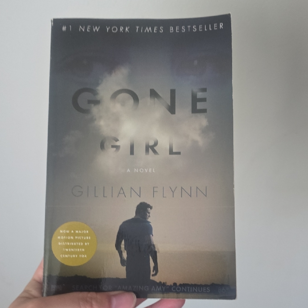 Gone Girl by Gillian Flynn Paperback